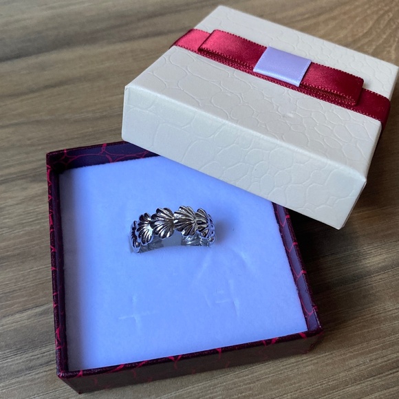 NWOT Seashell Ring - Picture 2 of 3